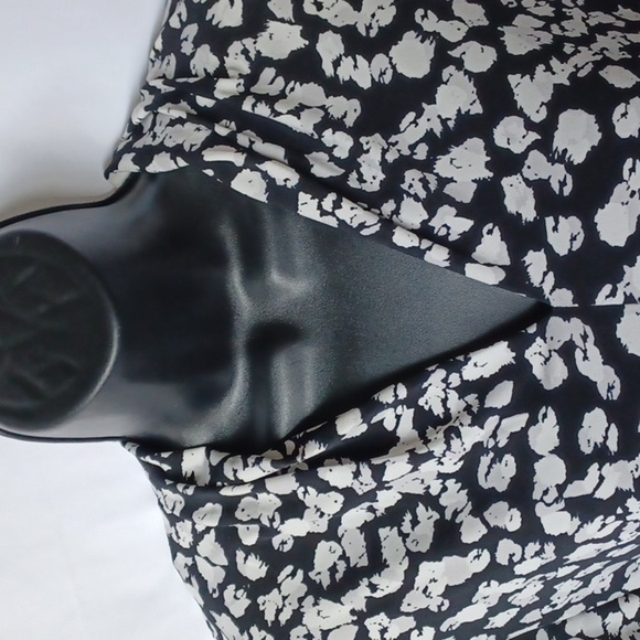 Vince Camuto Top, black & white, rousing on the sides - Picture 2 of 7